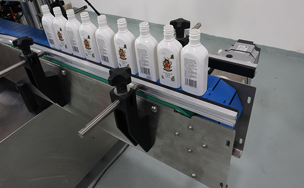 側面貼標機,側面貼標機設備,全自動貼標機生產(chǎn)廠家,佼佼者自動化